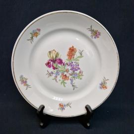 Тарелка винтажная, СССР. Фарфор, с цветочным декором и позолотой по краю, диаметр 23 см