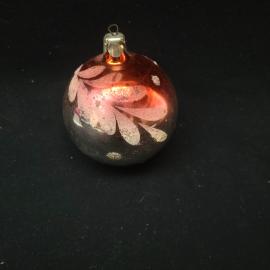 Елочная игрушка винтажная, СССР. Стеклянный шар розового цвета с растительным узором