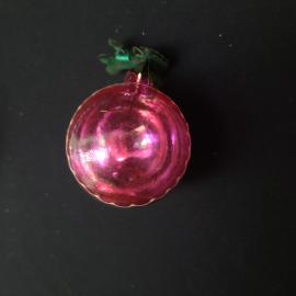 Елочная игрушка винтажная, СССР. Стеклянный шар в виде ягоды с металлическими листьями