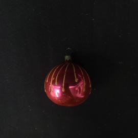 Елочная игрушка винтажная, СССР. Стеклянный шар с красным покрытием и золотым узором