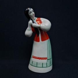Статуэтка винтажная, СССР. Фарфоровая фигурка девушки с кувшинами в народном костюме