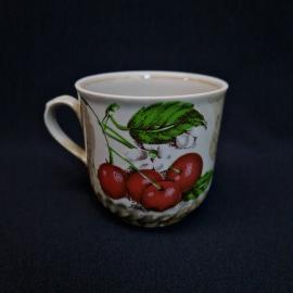 Чашка винтажная, СССР. Фарфор, с рисунком вишни и рельефным декором корпуса