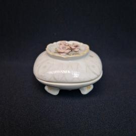 Шкатулка винтажная, СССР. Фарфоровая, с крышкой и цветочным декором, на ножках