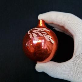 Елочная игрушка винтажная, СССР. Стеклянный шар красного цвета с белым растительным узором