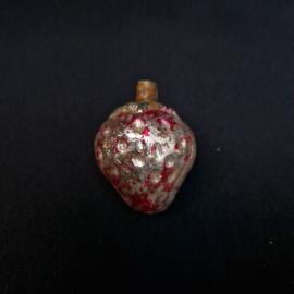 Елочная игрушка винтажная, СССР. Стекло, фигурка клубники с рельефным декором