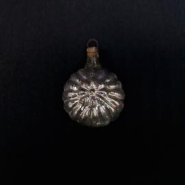 Елочная игрушка винтажная, СССР. Стекло, серебристая фигурка с рельефным узором