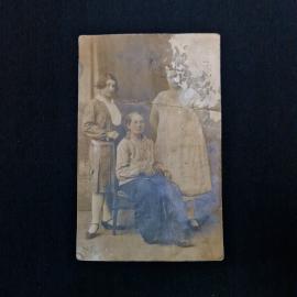 Фотография винтажная, СССР. Семейный портрет на фотобумаге, с памятной надписью 1932 года