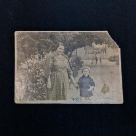 Фотография винтажная, до СССР. Семейный снимок на фотобумаге, с рукописной надписью 1940 года