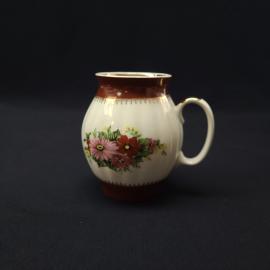 Кружка винтажная, СССР. Фарфор, с цветочным декором и золочением, клеймо на основании