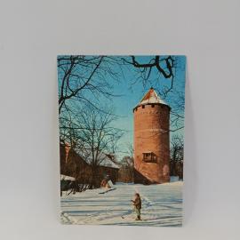 Открытка советская СССР. Башня Турайдского замка Сигулда зимой, лыжник и заснеженный пейзаж. Винтаж