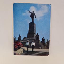 Открытка советская СССР, Севастополь памятник В И Ленину. Площадь с фигурами людей, винтаж