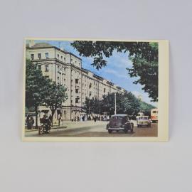 Открытка советская СССР. Могилев, Первомайская улица, здания и автомобили. Городской винтаж