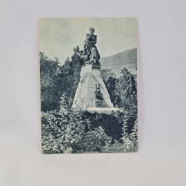 Открытка советская СССР, памятник Кирову среди зелени и горного пейзажа. Винтаж открытки памятники и