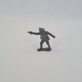 Солдатик винтажный, СССР. Фигурка военного в фуражке с вытянутой вперед рукой на подставке
