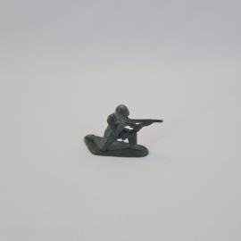 Солдатик винтажной игрушки СССР. Фигурка бойца в каске с автоматом на подставке
