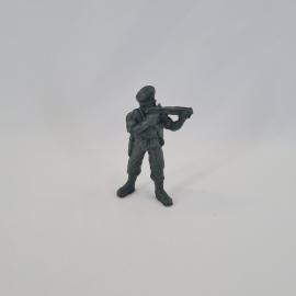 Солдатик винтажный, СССР. Фигурка военнослужащего в берете с экипировкой и автоматом