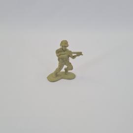 Солдатик винтажный периода СССР. Фигурка бойца в каске с оружием на подставке для игры