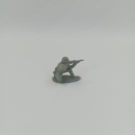 Солдатик винтажный СССР. Фигура бойца в каске с оружием на подставке для игры и декорации