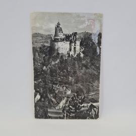 Открытка подписанная старинная. Замок Бран в Румынии, исторический памятник и горный пейзаж век<|end