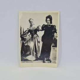 Открытка подписанная советская СССР. Артистки оперетты в театральных костюмах. Черно белый винтаж
