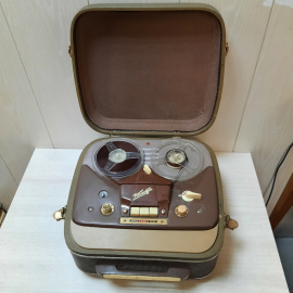 Магнитофон катушечный " Комета" из пластика, СССР (на работоспособность не проверялся)