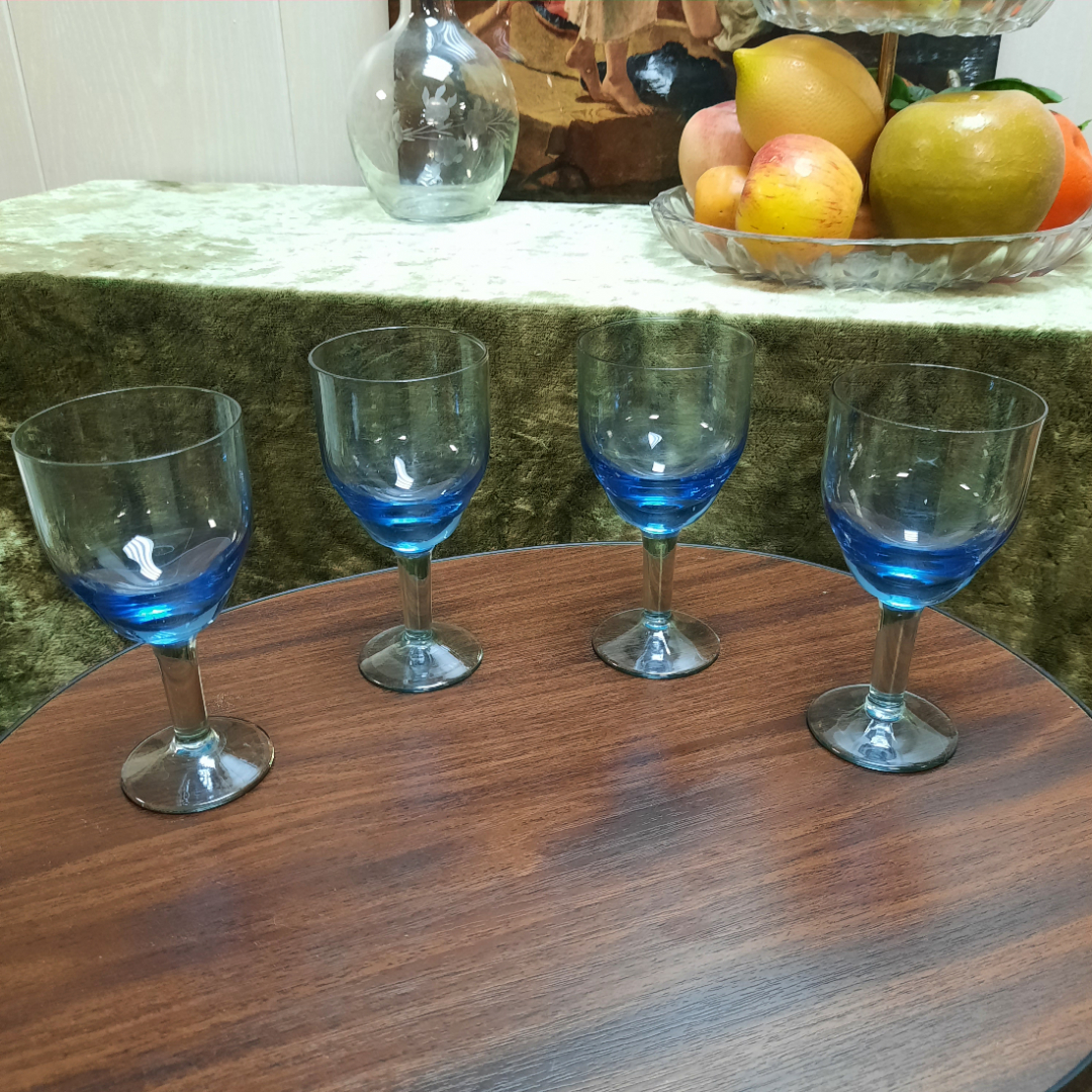 Бокал синий для вина, стекло, СССР, цена за 1 шт. (на одном бокале есть скол). Картинка 1