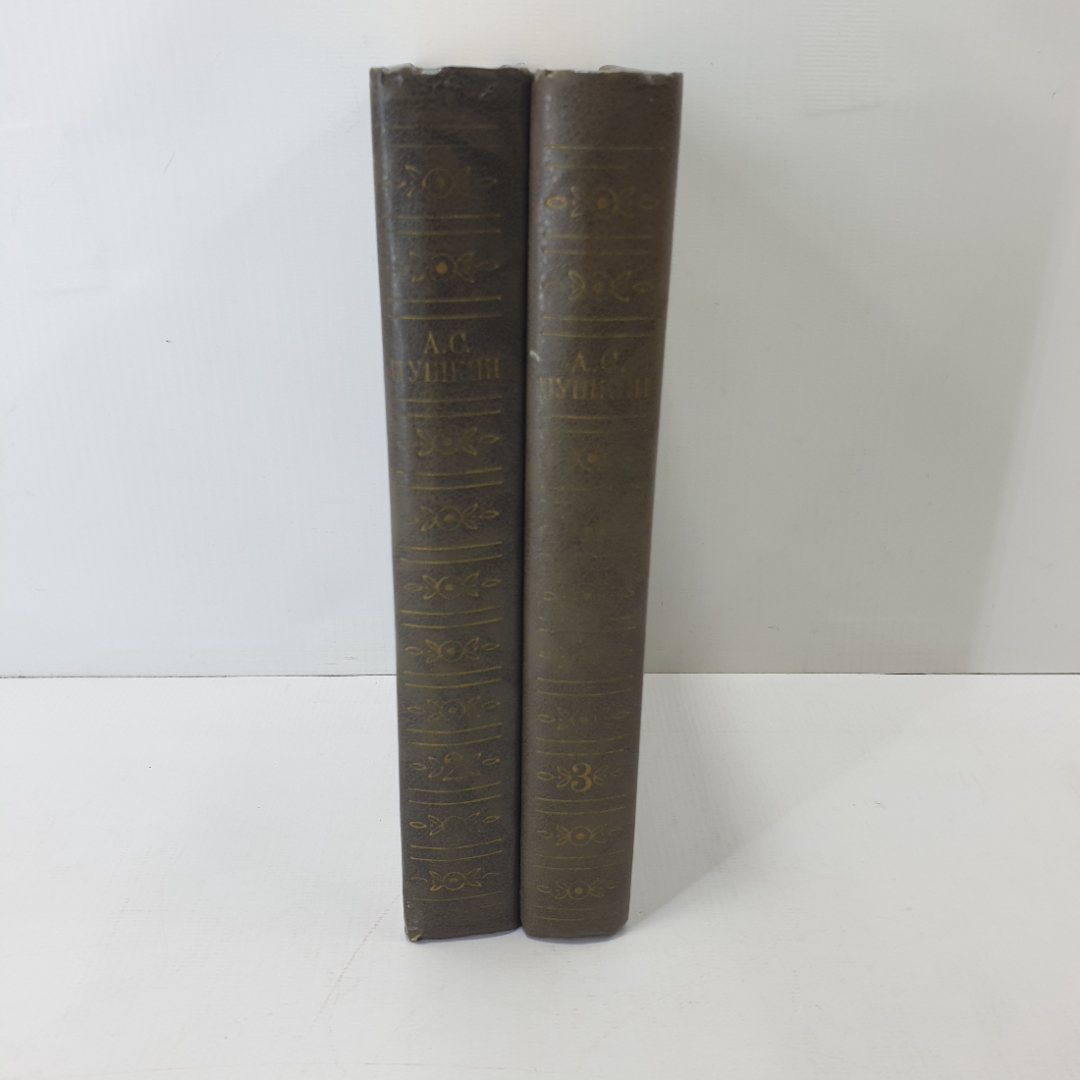 Купить А.С. Пушкин, сочинения в трёх томах, отсутствует первый том в  интернет магазине GESBES. Характеристики, цена | 43225. Адрес Московское  ш., 137А, Орёл, Орловская обл., Россия, 302025