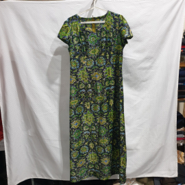 Платье на коротком рукаве.