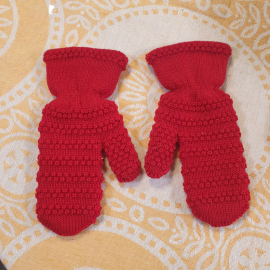 Варежки красные детские.