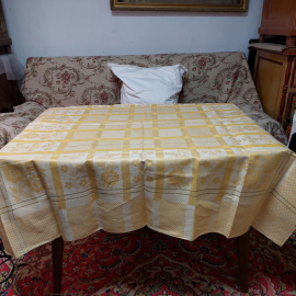 Скатерть льняная, желтые тона с цветочным орнаментом, размер 150х150см (СССР). Цена за 1 штуку.