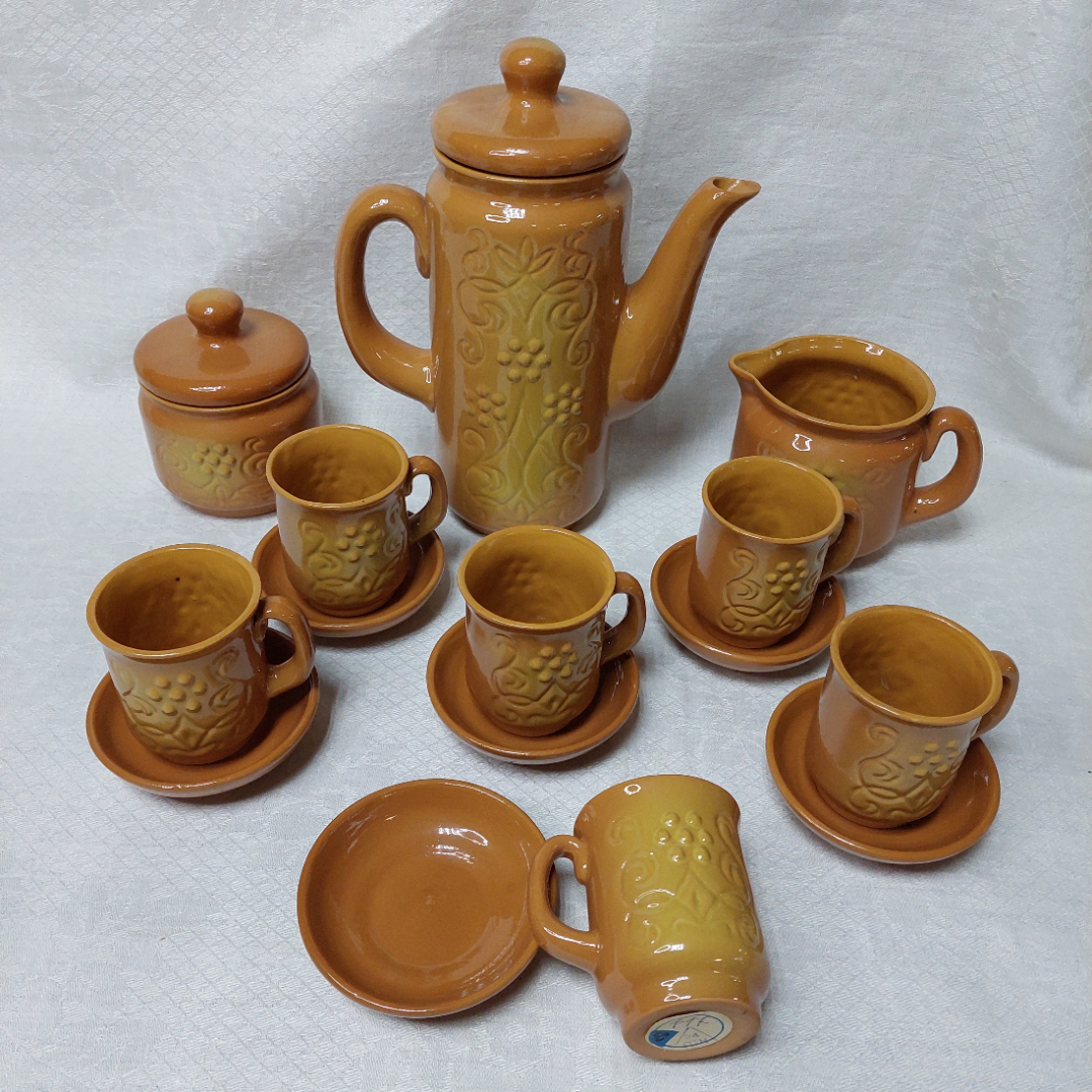 Сервиз чайный керамика, 15 предметов, скол на носике чайника (СССР).. Картинка 1