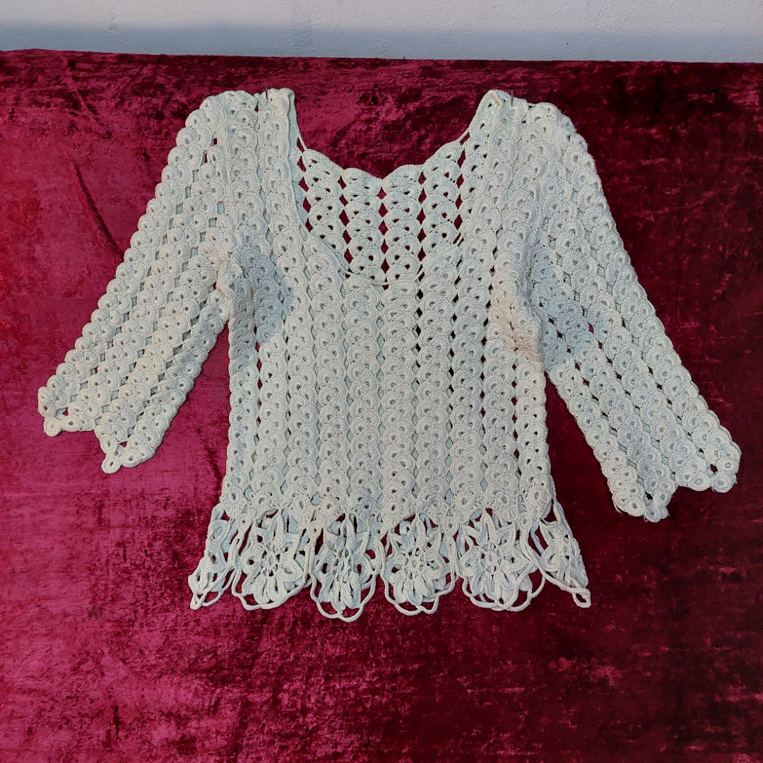 Стоковые фотографии по запросу Granny knitwear with knitting needles
