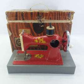 Швейная машинка детская, в коробке. СССР