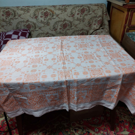 Скатерть на стол, лен, 135х150см. Имеются пятна и повреждение ткани. СССР.