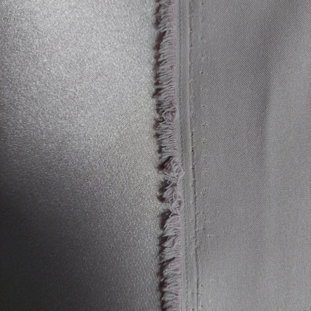 Ткань синтетика, тянется, цвет серебристо-серый, 132х120см.. Картинка 2
