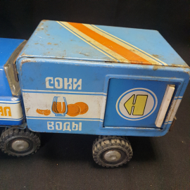 Машинка игрушечная "Урал, Соки-воды", металл. СССР. Картинка 8