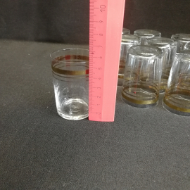 Стопка стеклянная с золотистой каймой в ассортименте, есть сходы позолоты. Винтаж, СССР.. Картинка 2