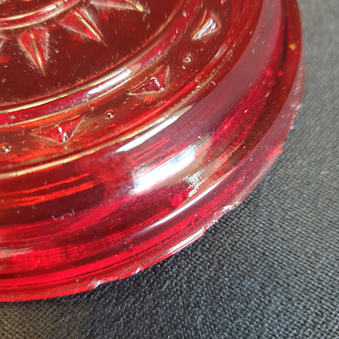Ваза-конфетница на подставке, цветное стекло, есть сколы (см фото). СССР. Картинка 5