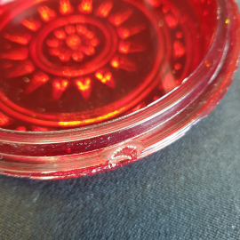 Ваза-конфетница на подставке, цветное стекло, есть сколы (см фото). СССР. Картинка 4