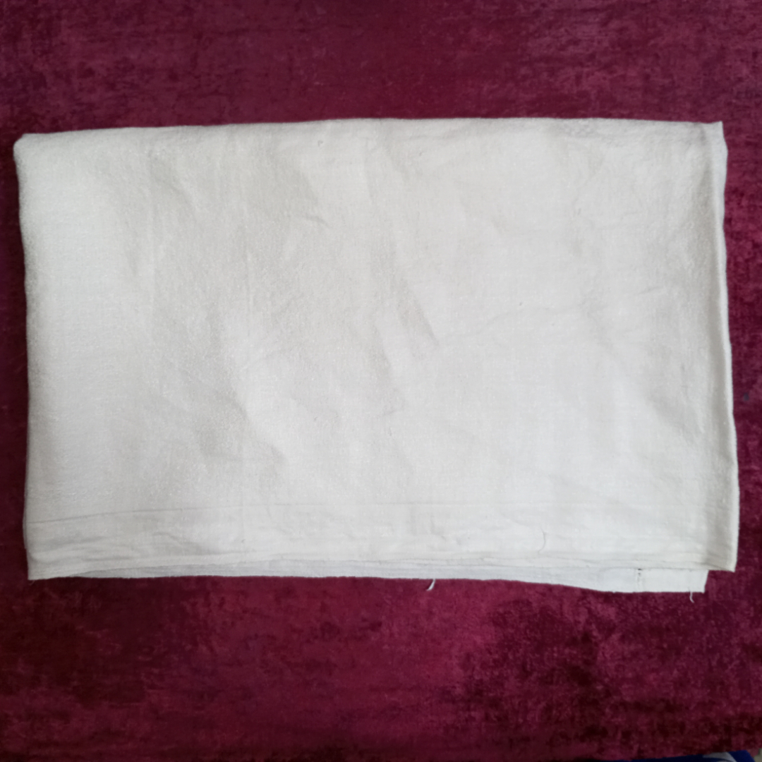 Полотенце, цвет белый 48х150см.  СССР имеются небольшие повреждения ткани. Картинка 1