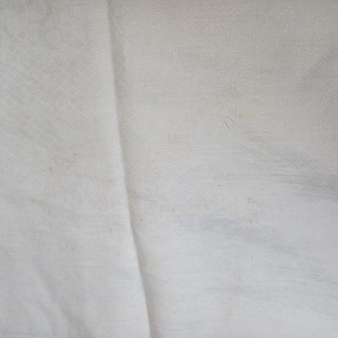 Скатерть вискоза, цвет белый, 170х142см. Имеются следы хранения СССР. Картинка 2