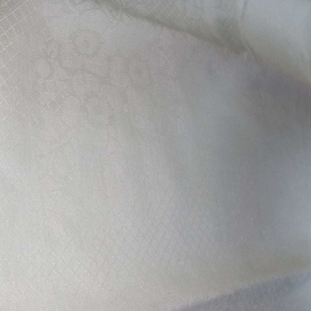 Скатерть вискоза, цвет белый, 170х142см. Имеются следы хранения СССР. Картинка 3