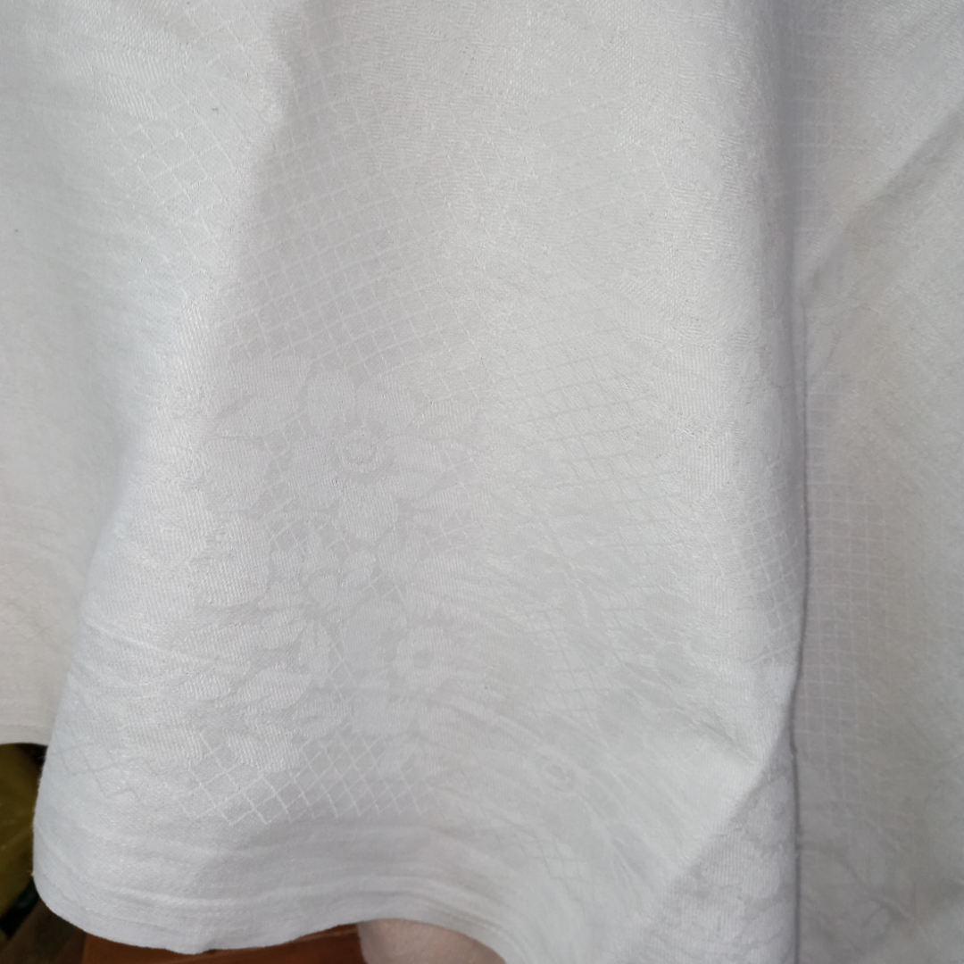 Скатерть вискоза, цвет белый, 170х142см. Имеются следы хранения СССР. Картинка 6