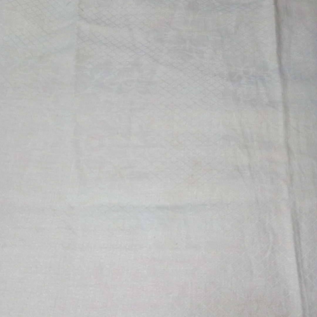 Скатерть вискоза, цвет белый, 170х142см. Имеются следы хранения СССР. Картинка 8