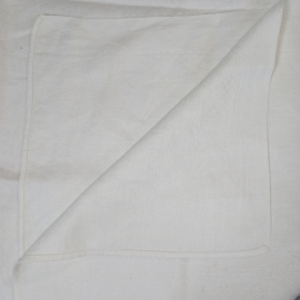 Скатерть вискоза, цвет белый, 170х142см. Имеются следы хранения СССР. Картинка 4