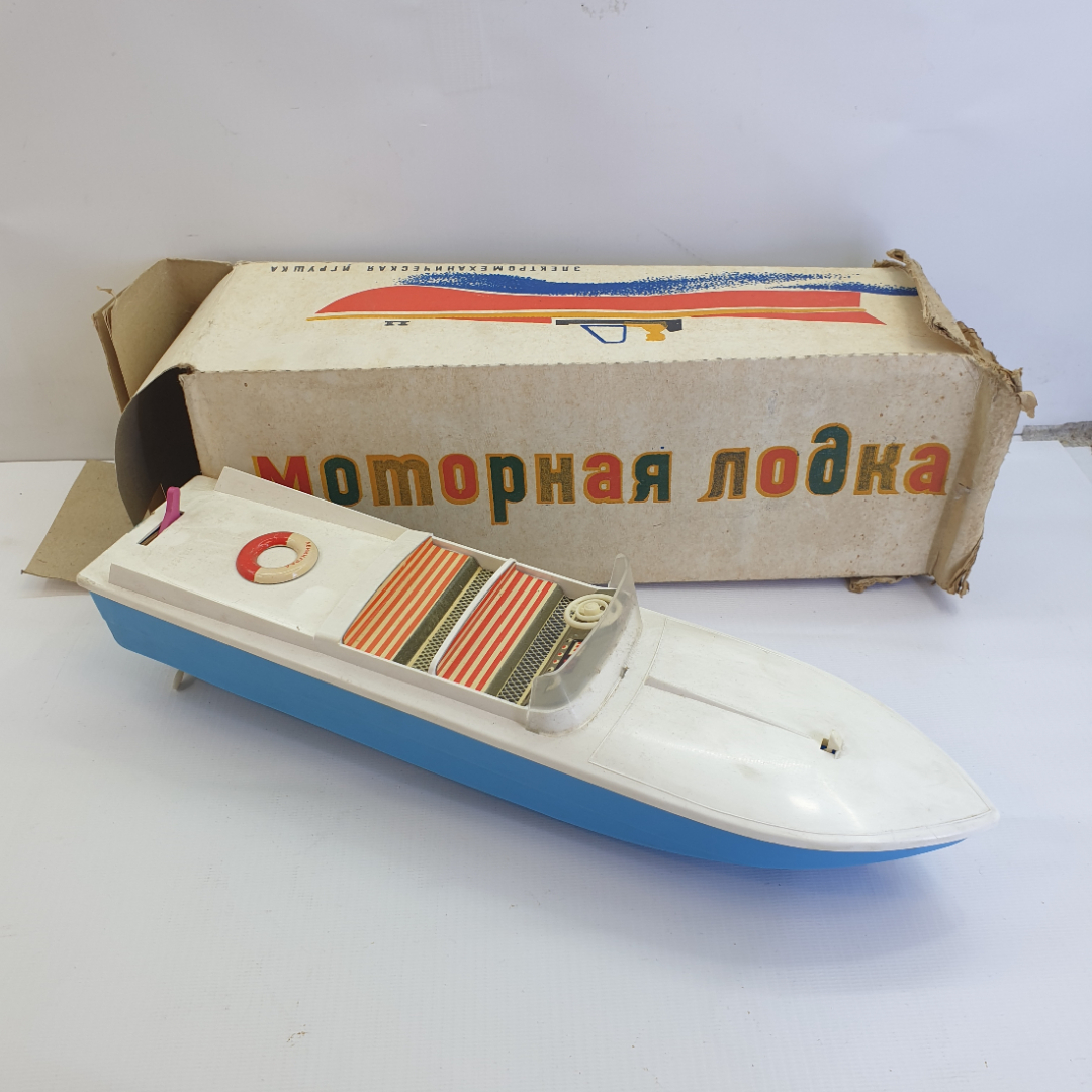 Пластиковая игрушка "Моторная лодка" с мотором, работоспособность не проверялась, длина 32см. Картинка 1