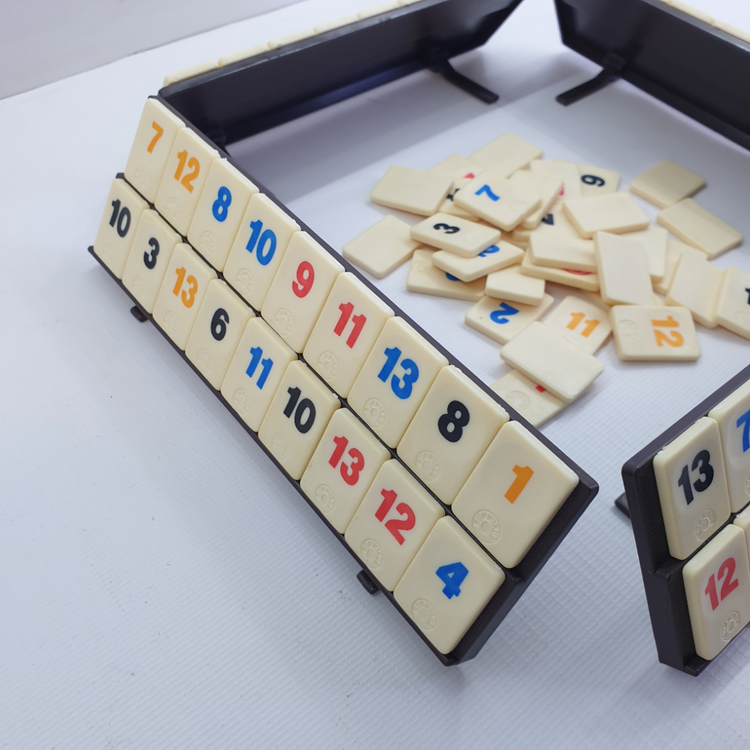 Настольная игра с правилами "Rummikub", отсутствует ножка крепления одного из полей для игры. Картинка 7