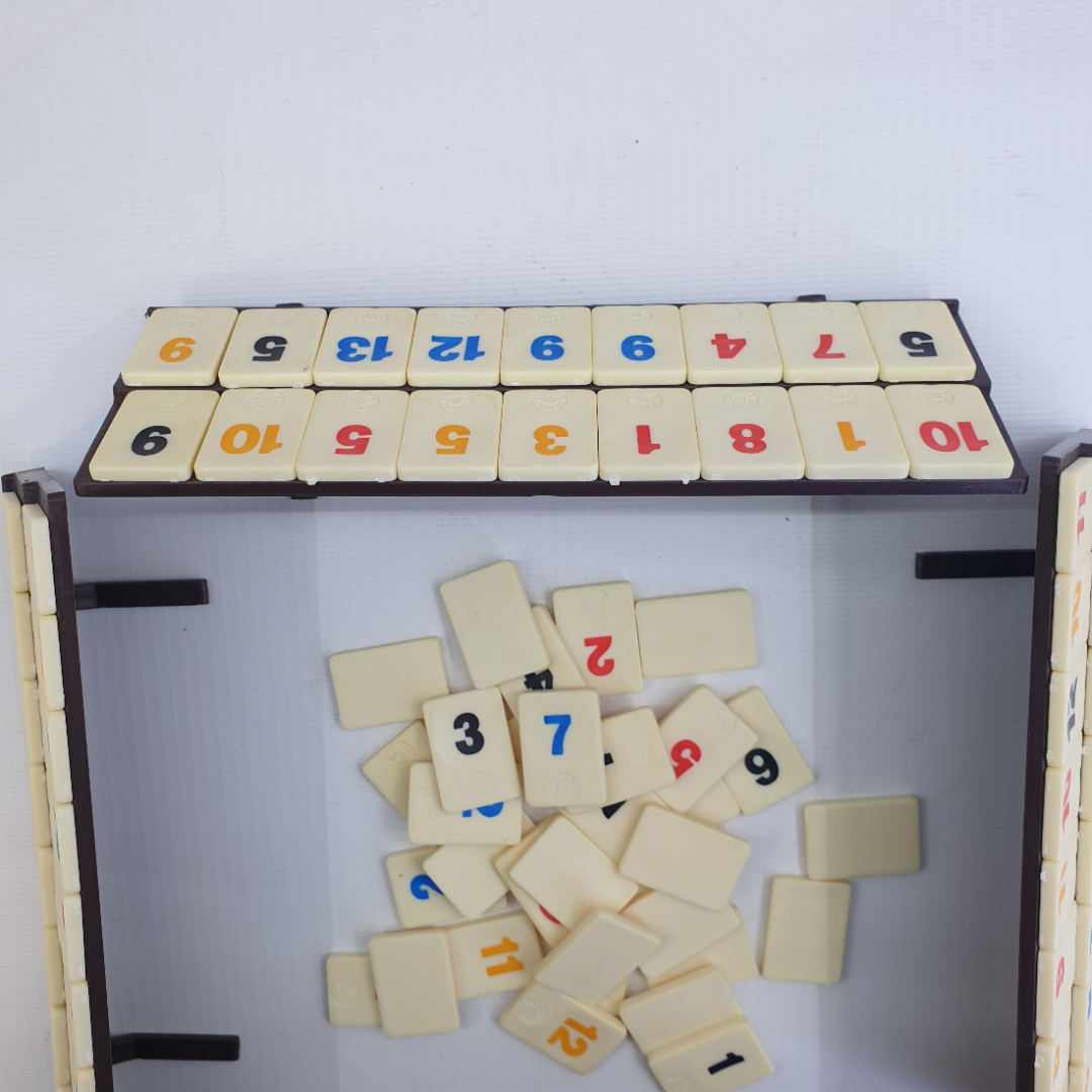 Настольная игра с правилами "Rummikub", отсутствует ножка крепления одного из полей для игры. Картинка 8