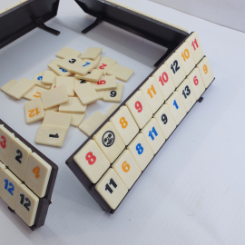 Настольная игра с правилами "Rummikub", отсутствует ножка крепления одного из полей для игры. Картинка 6