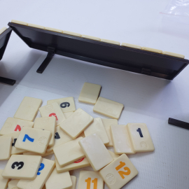 Настольная игра с правилами "Rummikub", отсутствует ножка крепления одного из полей для игры. Картинка 9